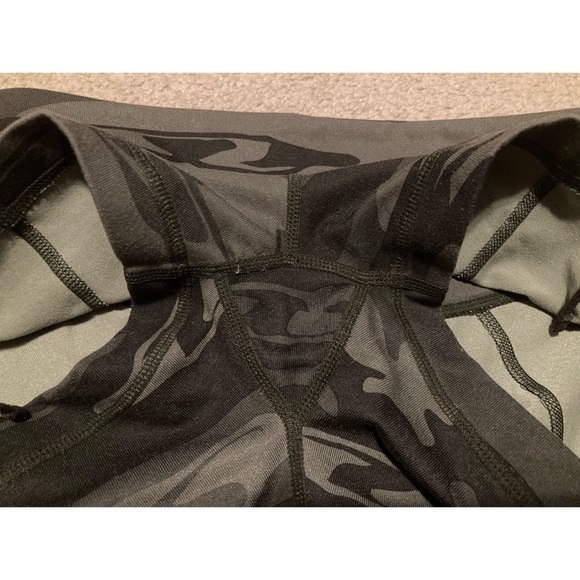 RARE Lululemon Hot Hot Short Size 6 - Picture 7 of 15